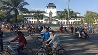 Sejumlah warga Bandung bersepeda di depan Gedung Sate, Minggu (21/6/2020). (Liputan6.com/Huyogo Simbolon)