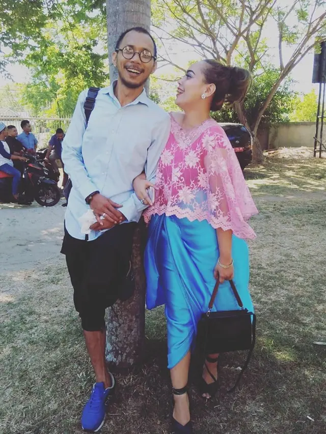 Jarang Terekspos, Ini 6 Potret Mesra Norman Kamaru Bersama Istri Kedua
