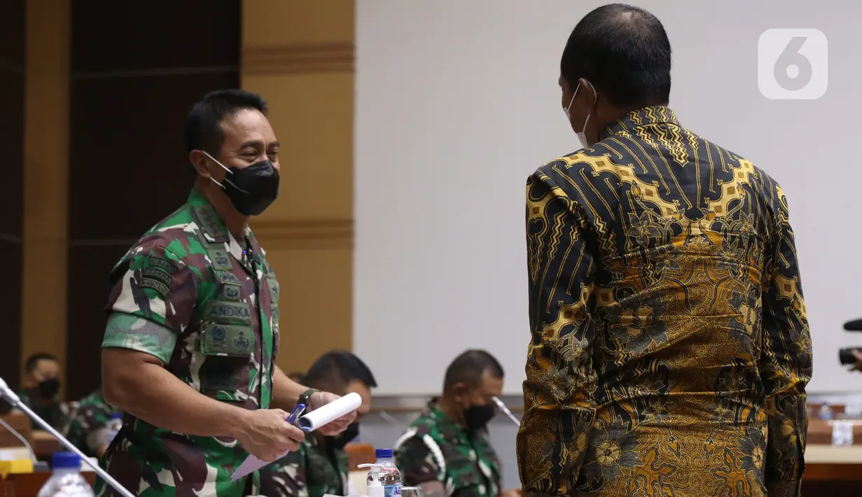 Panglima TNI Jenderal Andika Perkasa berbincang sebelum rapat kerja dengan Komisi I di DPR RI di Kompleks Parlemen, Jakarta, Senin (24/1/2022). Agenda rapat ini antara lain Strategi dan pendekatan TNI dalam menyelesaikan permasalahan di Papua dan Papua Barat.  (Liputan6.com/Angga Yuniar)