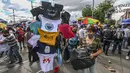 Orang-orang berbelanja hadiah Natal di jalan komersial di San Victorino, Bogota, Kolombia, Senin (21/12/2020). Kolombia, pada pekan lalu, kasus virus corona COVID-19 yang dikonfirmasi setiap harinya telah mencapai level tertinggi sejak pertengahan Agustus. (Juan BARRETO/AFP)