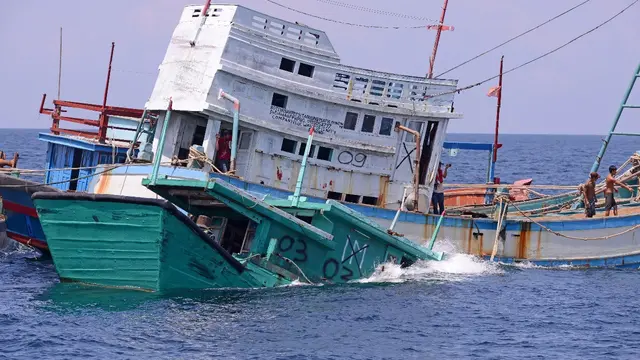 13 Kapal Perikanan Asing (KIA) ilegal berbendera Vietnam dimusnahkan dengan cara ditenggelamkan di Kalbar.