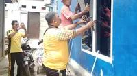 Polisi Perbaiki Rumah Warga Terdampak Ledakan Bom Ikan di Markas Polairud Polda Sultra