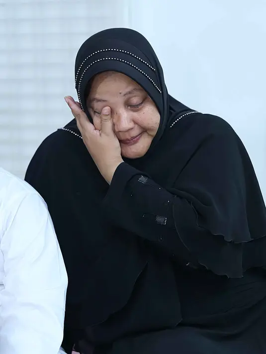 Aprilliana Indra Dewi istri Komeng, tak kuasa menahan air matanya ketika kembali menceritakan sosok putrinya. Beberapa kali ia mengusap air matanya yang sering kali menetes saat menceritakan putrinya. (Nurwahyunan/Bintang.com)