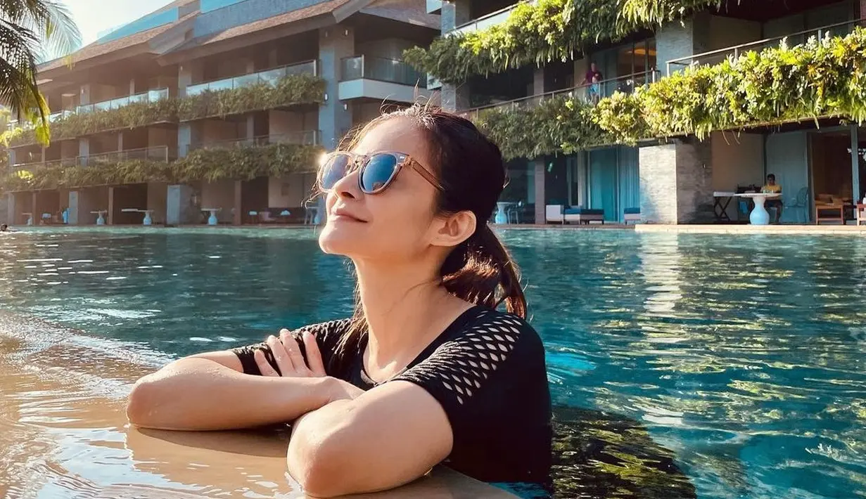 Unggahan foto di Instagram pribadi Cut Tari makin banyak diisi dengan potretnya saat liburan. Wanita 44 tahun ini terlihat menawan saat mengenakan kacamata.(Liputan6.com/IG/@cuttaryofficial).