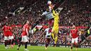 Kiper Manchester United, David de Gea, duel udara dengan pemain Aston Villa, Jhon Duran, pada laga Liga Inggris di Stadion Old Trafford (30/4/2023). (AFP/Oli Scarff)