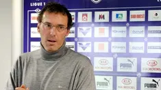Bordeaux's coach Laurent Blanc takes part in a press conference on November 14, 2008, two days ahead of the French L1 football match Lyon vs. Bordeaux. AFP PHOTO PIERRE ANDRIEU 