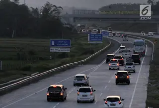 Kendaraan pemudik melintasi ruas Tol Semarang-Solo-Kertosono di kawasan Colomadu, Karanganyar, Jawa Tengah, Sabtu (8/6/2019). Kepadatan arus balik Lebaran 2019 mulai terlihat di tol Trans Jawa, tepatnya di Tol Semarang-Solo-Kertosono arah Jakarta. (merdeka.com/Iqbal S Nugroho)