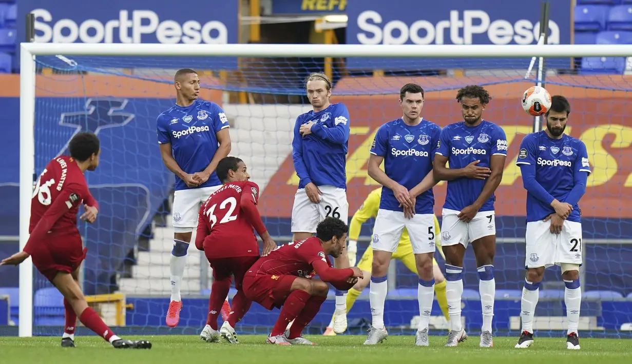 Pemain Liverpool Trent Alexander-Arnold melakukan tendangan bebas saat menghadapi Everton pada lanjutan Liga Primer Inggris di Goodison Park, Liverpool, Inggris, Minggu (21/6/2020). Pertandingan berakhir dengan skor 0-0. (AP Photo/Jon Super, Pool)