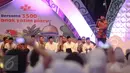 Presiden Jokowi (kanan) berbicara dihadapan anak yatim piatu ketika menghadiri buka bersama yang diselenggarakan oleh anggota Himpunan Bank-Bank Negara (Himbara) di Jakarta Convention Centre, Jakarta, Kamis (2/7/2015). (Liputan6.com/Faizal Fanani)