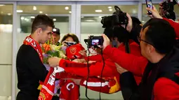 Gelandang asal Brasil, Oscar memberikan tanda tangan kepada para penggemar yang menyambut kedatangannya di Bandara Internasional Shanghai Pudong di Shanghai, Senin (2/1). Oscar akhirnya setuju bergabung bersama klub China Shanghai SIPG. (REUTERS/Aly Song)