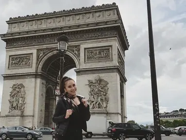 Tempat pertama yang ia pamerkan di Instagram adalah Arc de Triomphe yang merupakan landmark kota Paris.(Liputan6.com/IG/@ayutingting92)