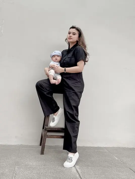 Audi Marrisa tampil stylish dengan jumpsuit hitam, yang dipadukan dengan slip on putih. @audimarissa
