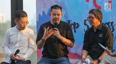 Ketua Komite Indonesia Rising Andi Sadha (tengah) memberi keterangan pers Indonesia Creative Incorporated (ICINC) di Jakarta, Kamis (11/07/2019). Badan Ekonomi Kreatif (Bekraf) akan memberangkatkan 5 pemenang seleksi ICINC ke Los Angeles dalam Head in the Clouds Festival. (Liputan6.com/Fery Pradolo)