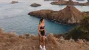 Alyssa Daguise memakai sport wear untuk menikmati keindahan Pulau Padar. (Foto: Instagram/ alyssadaguise)