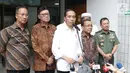 Presiden RI, Joko Widodo (baju putih) saat memberi keterangan usai melihat kondisi terakhir Menko Polhukam Wiranto yang dirawat di RSPAD, Jakarta, Kamis (10/10/2019). Presiden Joko Widodo mengatakan kondisi Wiranto mulai membaik pasca peristiwa penusukan di Banten. (Liputan6.com/Helmi Fithriansyah)