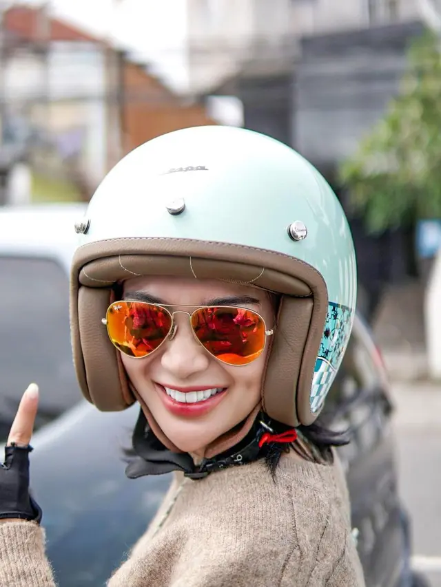 Wika Salim saat riding Vespa di Bali (Instagram/wikasalim)