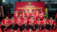 Tim bulutangkis Indonesia yang menjuarai Badminton Asia Mixed Team Championship di China, disambut oleh PBSI di Bandara Soekarno Hatta, Tangerang, Banten, Senin (17/2/2025). (Bola.com/Bagaskara Lazuardi)