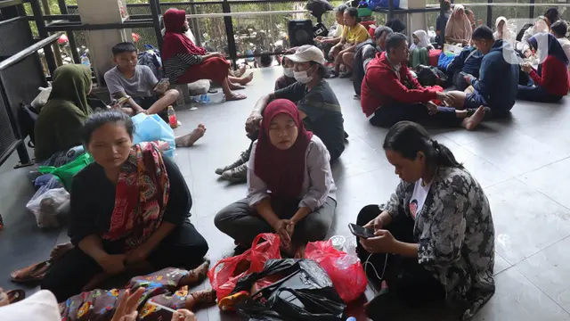 Warga Korban Kebakaran Manggarai Mengungsi Sementara di Pelataran Stasiun
