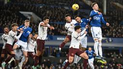 Pemain Everton, James Garner (kedua kanan) berusaha mencetak gol ke gawang Manchester City pada laga lanjutan Liga Inggris 2023/2024 di Goodison Park, Liverpool, Inggris, Kamis (28/12/2023) dini hari WIB. (AFP/Paul Ellis)