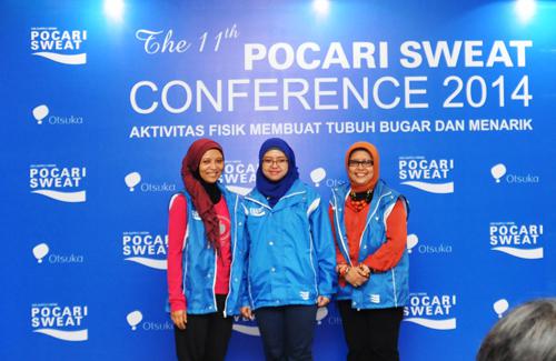 Ninit Yunita (Novelist and Runner), Widya Palupi (Head of Scientific and Costumer Care PT AIO), dr. Ermita Ilyas, MS, AIFO | Foto: Copyright Vemale.com