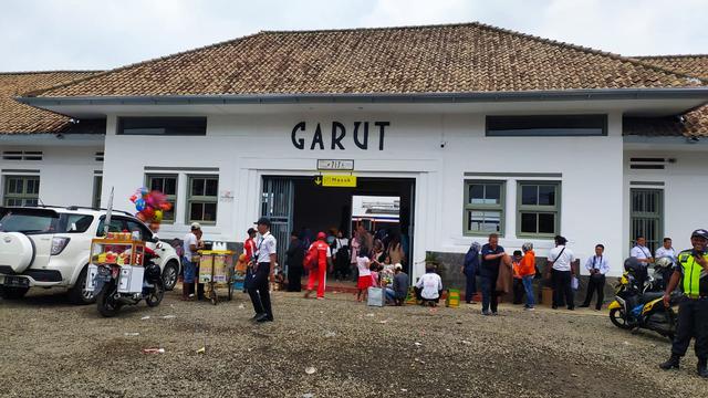 Setelah beberapa dekade mati suri, Stasiun Lawas Garut Kota kini beroperasi kembali setelah progres reaktivasi tahap pertama Stasiun Cibatu- Garut Kota, berlangsung lancar.