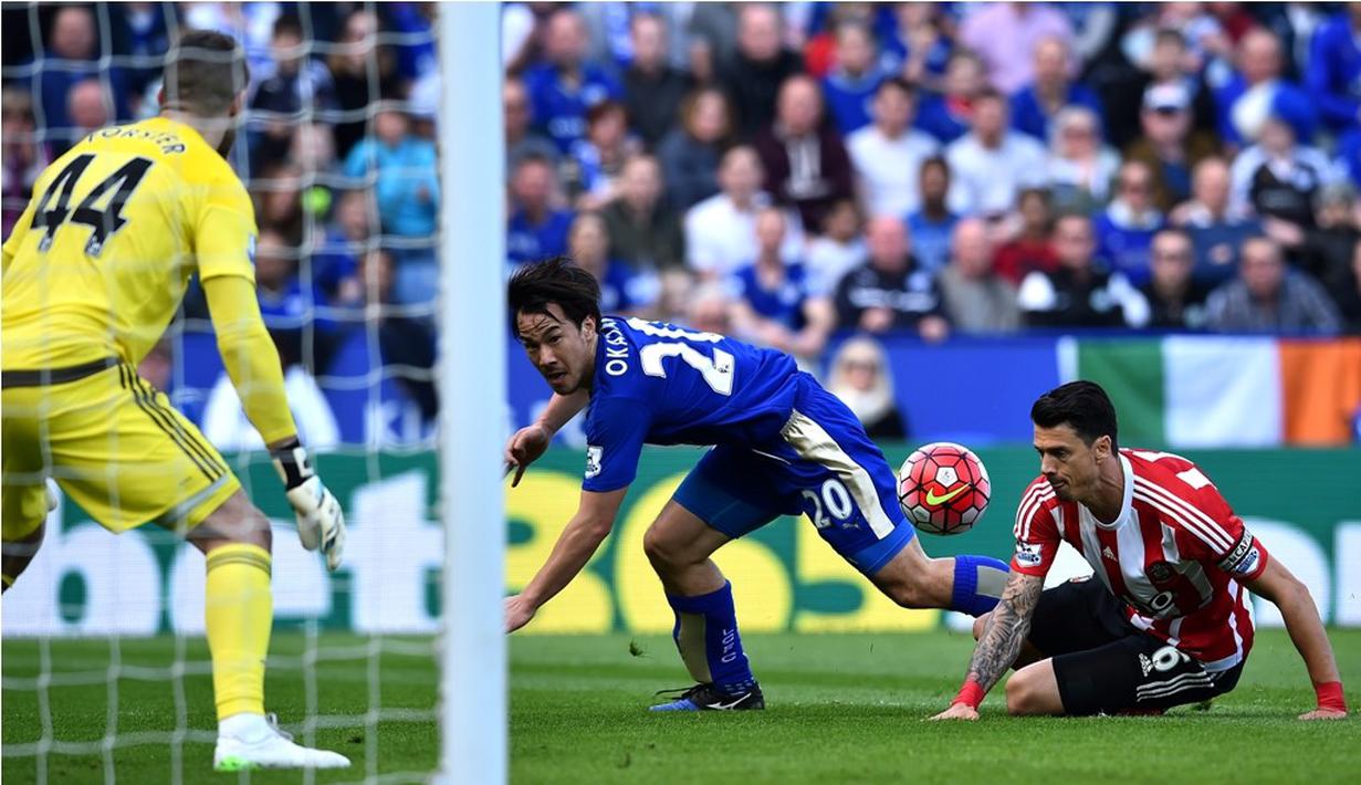 Bek Southampton, Jose Fonte, berusaha menghentikan pergerakan pemain Leicester, Shinji Okazaki (tengah), dalam laga Liga Inggris di Stadion King Power, Leicester, Minggu (3/4/2016). (AFP/Ben Stansall)
