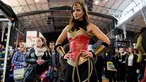 Seorang cosplayer berpakaian seperti Wonderwoman berpose selama Comic Convention Comic Con 2018 di Grande Halle de la Villette di Paris (26/10). (AFP Photo)