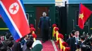 Pemimpin Korea Utara (Korut) Kim Jong-un tiba di Stasiun Dong Dang di Lang Son, Vietnam, Selasa (26/2). Kim Jong-un menjejakkan kakinya di Vietnam untuk menghadiri pertemuan dengan Presiden Amerika Serikat, Donald Trump. (Photo by - / AFP)