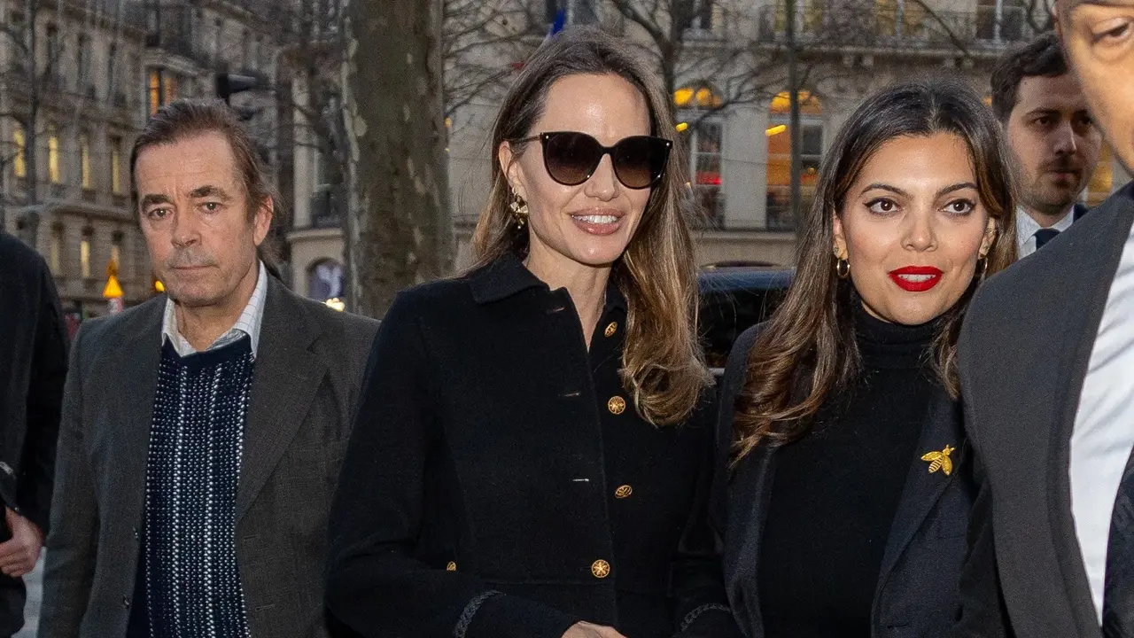 Angelina Jolie tenteng tas Dior