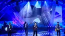 Konser bertajuk Sing Legends itu juga menampilkan sederet musisi legendaris era 70 hingga 90-an. Ariel juga membawakan lagu hits milik mendiang Nike Ardila berjudul 'Tinggalah Diriku Sendiri'. (Adrian Putra/Bintang.com)