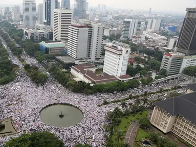 Tampak dari Gedung Indosat, ribuan ormas Islam memadati kawasan Bundaran Patung Kuda, Jakarta, Jumat (4/11). Massa berkumpul untuk melakukan aksi di depan Istana Negara menuntut penegakan hukum kasus dugaan penistaan agama. (Liputan6.com/Fery Pradolo)