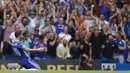 Gelandang Chelsea, Eden Hazard, merayakan gol yang dicetaknya ke gawang Burnley pada laga Premier League di Stadion Stamford Bridge, London, Inggris, Sabtu (27/8/2016). Chelsea menang 3-0 atas Burnley. (Reuters/Eddie Keogh)