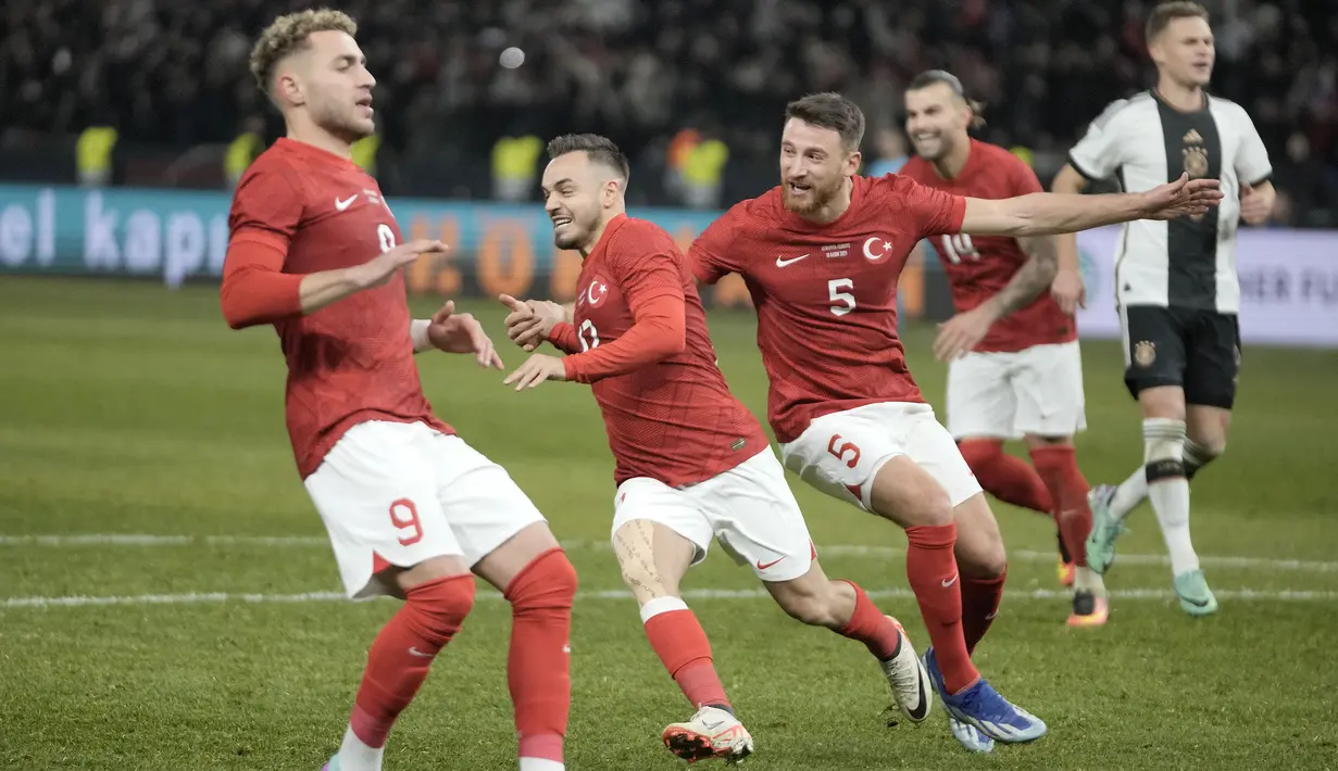 Selebrasi striker Timnas Turki, Yusuf sari (kedua kiri) setelah mencetak gol ketiga ke gawang Timnas Jerman melalui eksekusi penalti pada laga uji coba internasional di Olympiastadion, Berlin, Minggu (19/11/2023) dini hari WIB. (AP Photo/Markus Schreiber)
