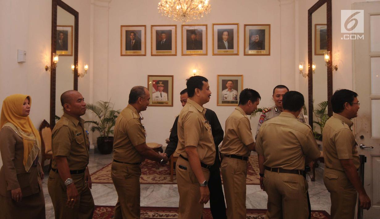 Ratusan pegawai negeri sipil (PNS) Pemerintahan Kota DKI Jakarta antre untuk halal bihalal dengan Gubernur DKI Jakarta Djarot Saiful Hidayat di Balaikota Jakarta, Senin (3/7). (Liputan6.com/Gempur M Surya)