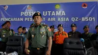 Panglima TNI Jenderal Moeldoko menyapa rekan-rekan media di Press Room, sebelum berangkat menuju KRI Banda Aceh, di Lanud Iskandar, Pangkalan Bun, Kamis (8/1/2015). (Liputan6.com/Andrian M Tunay)