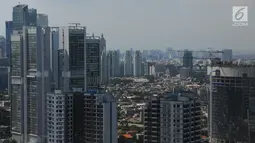 Suasana pertumbuhan gedung bertingkat dan pemukiman padat penduduk di kawasan Jakarta, Kamis (2/5/2019). The Skyscraper Center mencatat pertumbuhan gedung tinggi di ibu kota terus meningkat dengan jumlah saat ini mencapai 382 gedung. (Liputan6.com/Angga Yuniar)