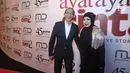 Melly Goeslaw dan suaminya, Anto Hoed berpose untuk difoto saat menghadiri gala premiere film Ayat Ayat Cinta 2 di Jakarta, Kamis (07/12). (Liputan6.com/Herman Zakharia)