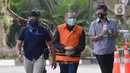 Mantan Sekretaris MA, Nurhadi (rompi oranye) berjalan akan menjalani pemeriksaan perdana pasca penahanan oleh penyidik di Gedung KPK, Jakarta, Rabu (10/06/2020). (merdeka.com/Dwi Narwoko)
