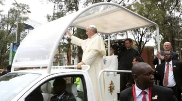 Paus Francis saat menyapa warga Kenya yang telah datang di halaman Universitas Nairobi, Kenya, (26/11).  Paus Francis datang ke Kenya untuk memberi ceramah tentang konflik antara umat beragama di Kenya. (REUTERS/Noor Khamis)