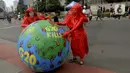 Aktivis lingkungan dari Extinction Rebellion Indonesia melakukan aksi penanganan mitigasi krisis iklim di Bundaran HI, Jakarta, Minggu (13/11/2022). Aktivis menuntut kepedulian negara-negara peserta KTT G20 untuk melakukan transisi energi yang berkelanjutan dan berkeadilan dalam krisis iklim. (merdeka.com/Arie Basuki)