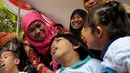 Mensos Khofifah bersama sejumlah anak disabilitas saat peluncuran Telepon Pelayanan Sosial anak (TePSA), Jakarta, Kamis (6/8/2015). TePSA diluncurkan dalam rangka memperingati Hari Anak Nasional 2015. (Liputan6.com/Yoppy)