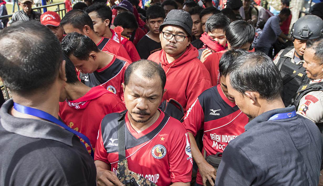 Suporter Semen Padang melewati pemeriksaan petugas saat memasuki Stadion Utama Gelora Bung Karno, Jakarta, jelang final Piala Jenderal Sudirman antara Semen Padang melawan Mitra Kukar, Minggu (24/1/2016). (Bola.com/Vitalis Yogi Trisna)