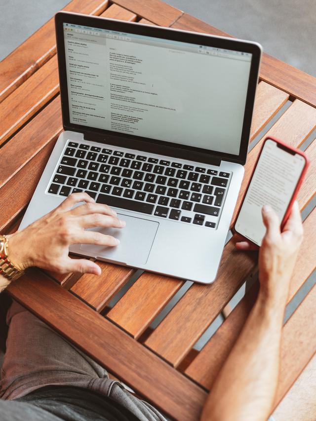 Ilustrasi mengisi angket online