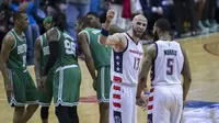 Pebasket Washington Wizards, Marcin Gortat dan Markieff Morris, melakukan selebrasi usai melawan Boston Celtics pada Gim 4 semifinal Wilayah Timur di Verizon Center, Washington, Minggu (7/5/2017). Washington Wizard menang 121-102. (EPA/Shawn Thew)
