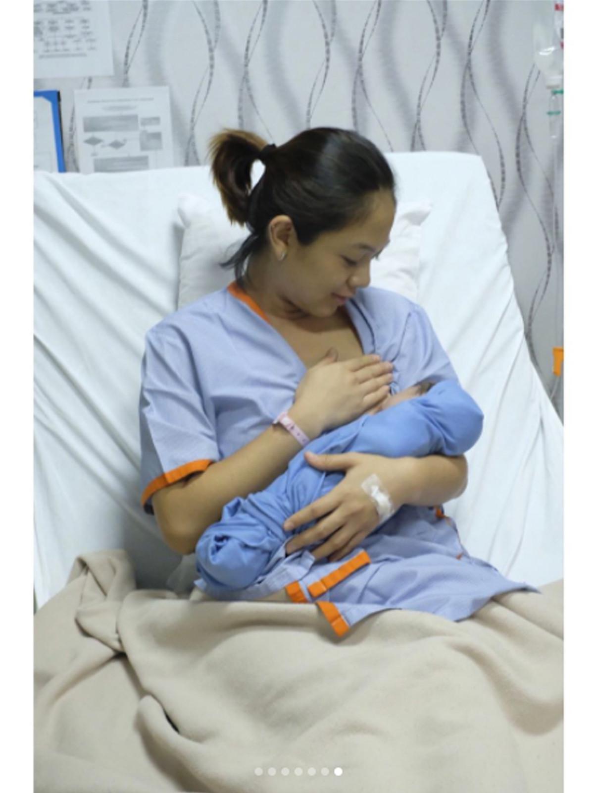 Dian Ayu Lestari tengah menyusui anaknya (Instagram)