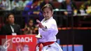 Karateka Jawa Timur, Sisilia Agustiani saat berlaga di final Kata Putri PON XIX Jabar di GOR Sabuga, Bandung, Minggu (18/9/2016). Di final, Sisilia berhasil meraih emas setelah unggul dari karateka Jawa Barat, Yulianti. (Liputan6.com/Helmi Fithriansyah)