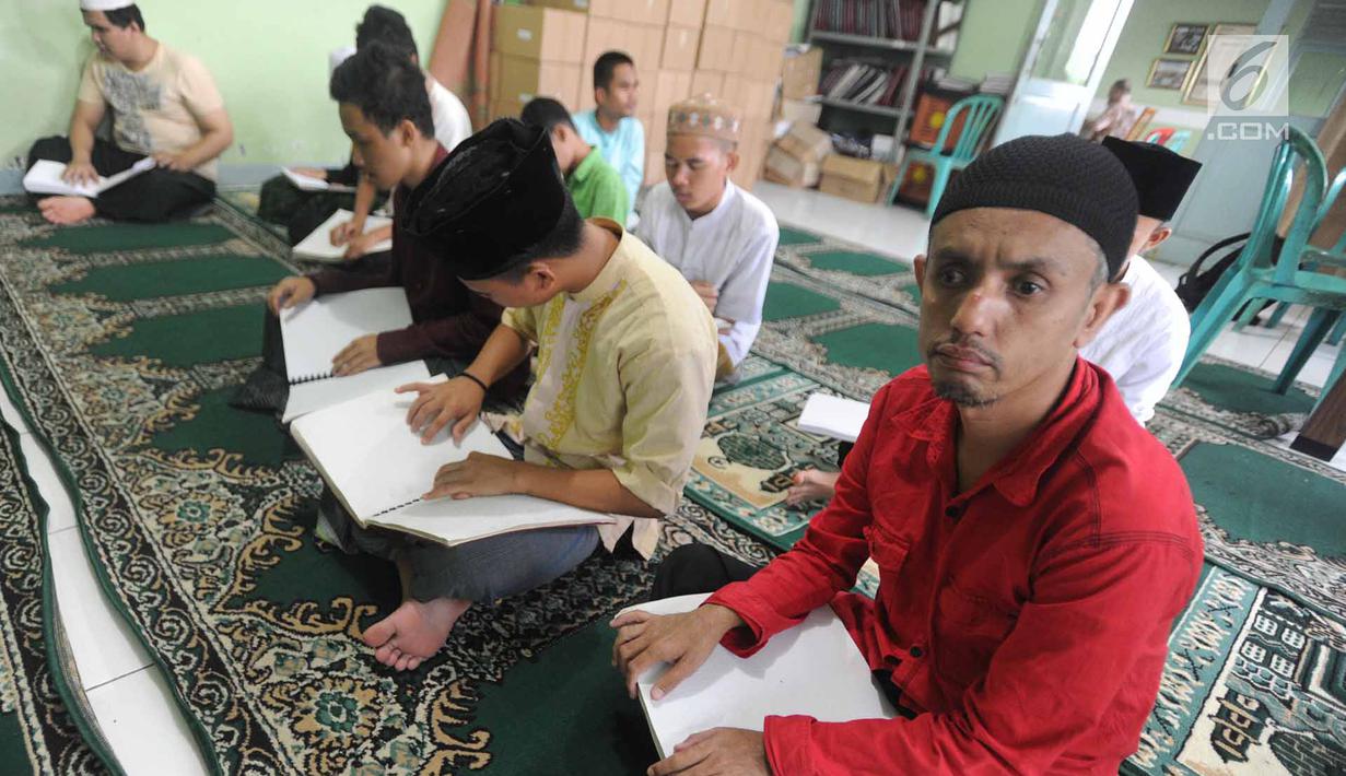 Suasana saat santri tunanetra belajar membaca Alquran braile di Pesantren Raudlatul Makfufin, Serpong, Tangsel, Banten, Rabu (23/5). Selain mencetak Alquran braile, pesantren ini juga memberi pengajaran kepada santri tunanetra. (Merdeka.com/Arie Basuki)