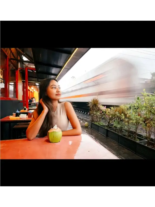 Wanita Ini Tak Sengaja Foto Bareng Pria saat Nunggu Kereta, Hasilnya Bak Prewedding