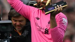 Kiper Liverpool, Alisson Becker menyapa para fans saat memegang penghargaan Golden Gloves usai pertandingan melawan Wolverhampton Wanderers pada lanjutan Liga Inggris di Anfield, Inggris (12/5/2019). Alisson mencatatkan 21 clean sheet di sepanjang musim ini. (AFP Photo/Paul Ellis)