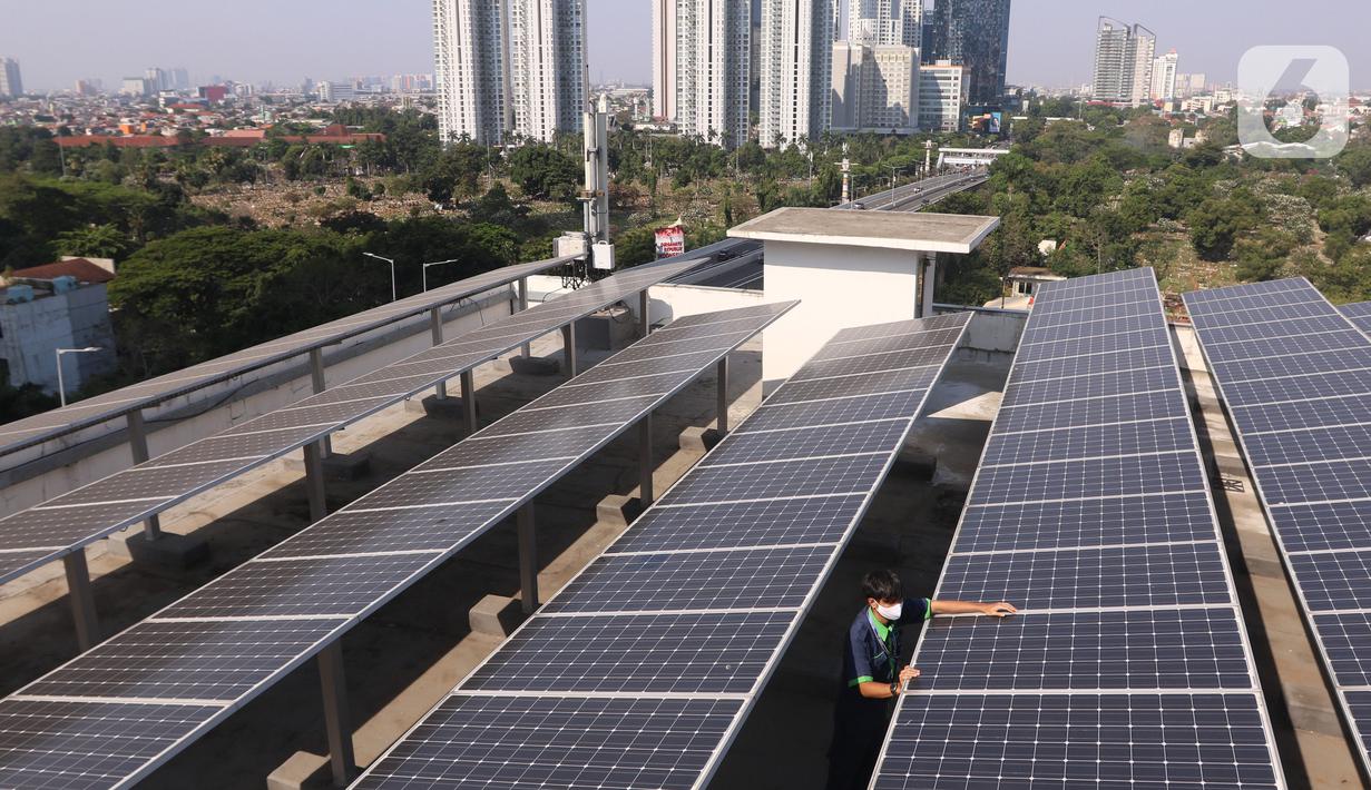 Pekerja melakukan pengecekan panel surya di atas gedung di kawasan Jakarta, Senin (31/8/2020). Pemerintah tengah menyiapkan peraturan presiden terkait energi baru terbarukan dan konservasi energi agar target 23 persen bauran energi di Indonesia bisa tercapai pada 2045. (Liputan6.com/Angga Yuniar)